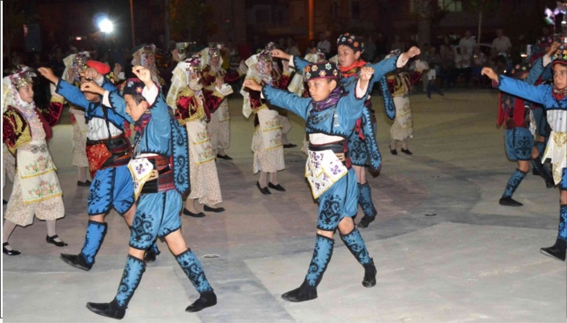 AYVALIK  HALK DANSLARINA EV SAHİPLİĞİ YAPTI