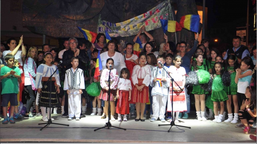 EDREMİT BELEDİYESİ&rsquo;NDEN ULUSLARARASI HALK DANSLARI G&Ouml;STERİSİ..