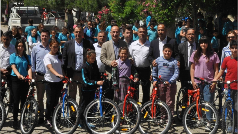 KİTAP OKUYAN &Ouml;ĞRENCİLERİN &Ouml;D&Uuml;L&Uuml; BİSİKLET