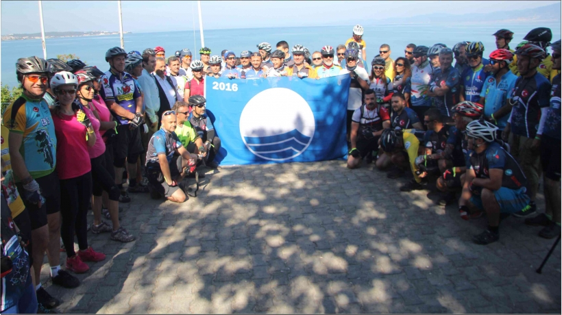 MAVİ BAYRAĞI BAŞKAN UYSAL BİSİKLETLİLİN ELİNDEN ALDI