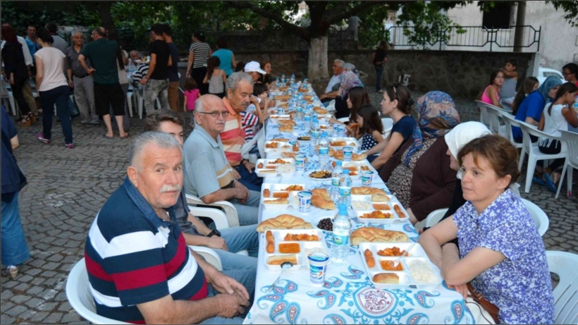 AYVALIK BELEDİYESİ&rsquo;NİN RAMAZAN SOFRASI K&Uuml;&Ccedil;&Uuml;KK&Ouml;Y&rsquo;DE