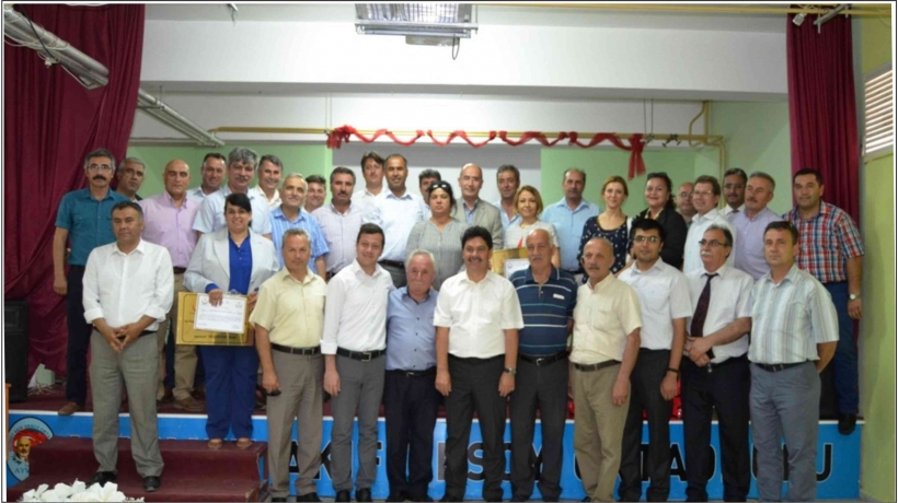 AYVALIK&rsquo;TA 12 OKUL BEYAZ BAYRAKLARINA KAVUŞTU