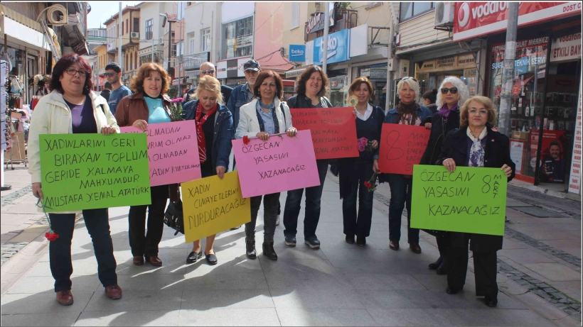 AYVALIK'TA 8 MART KADINLAR G&Uuml;N&Uuml; COŞKU İLE KUTLANDI