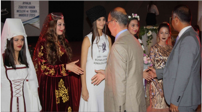 LİSE &Ouml;ĞRENCİLERİNDEN DEFİLE VE SERGİ