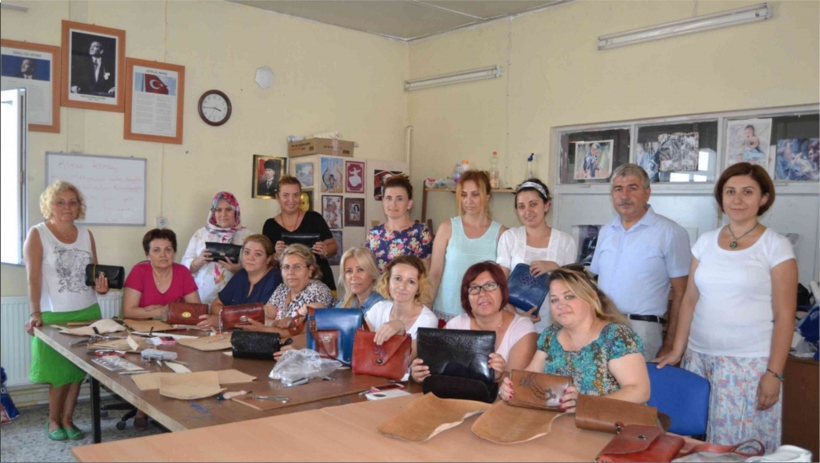 DERİ AYVALIKLI KADINLARIN ELİNDE &Ccedil;ANTA OLARAK HAYAT BULUYOR