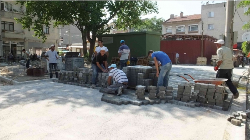 BELEDİYENİN TAŞ D&Ouml;ŞEME &Ccedil;ALIŞMALARI VATANDAŞLARI SEVİNDİRDİ.