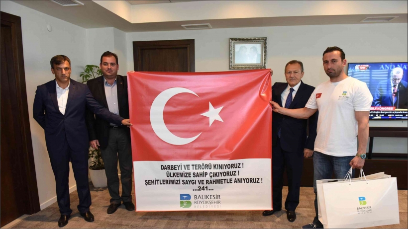 ENGELLİ D&Uuml;NYA REKORTMENİ DEMOKRASİ ŞEHİTLERİ İ&Ccedil;İN DALACAK