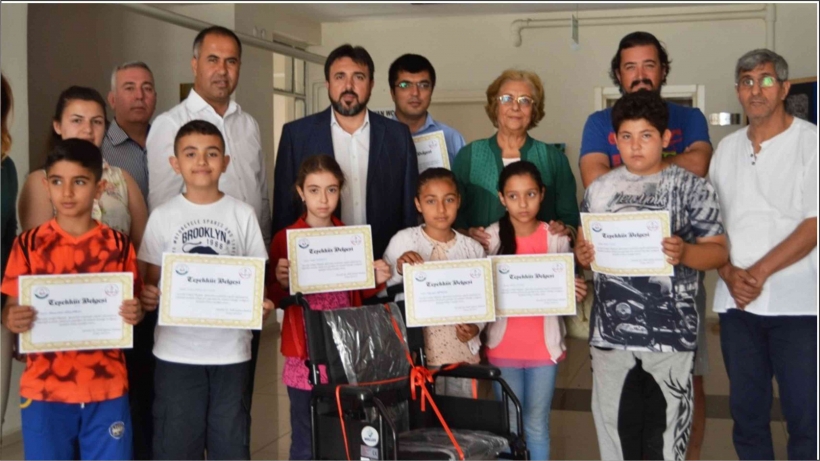 AYVALIK&rsquo;TA 23 K&Uuml;&Ccedil;&Uuml;K RESSAM, AK&Uuml;L&Uuml; TEKERLEKLİ SANDALYEYİ İHTİYA&Ccedil; SAHİBİNE ULAŞTIRACAK