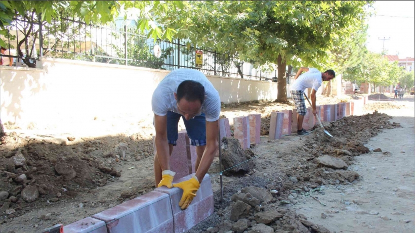 EDREMİT BELEDİYESİ &Ccedil;ALIŞIYOR, &Ccedil;AYİ&Ccedil;İ CADDESİ YENİLENİYOR