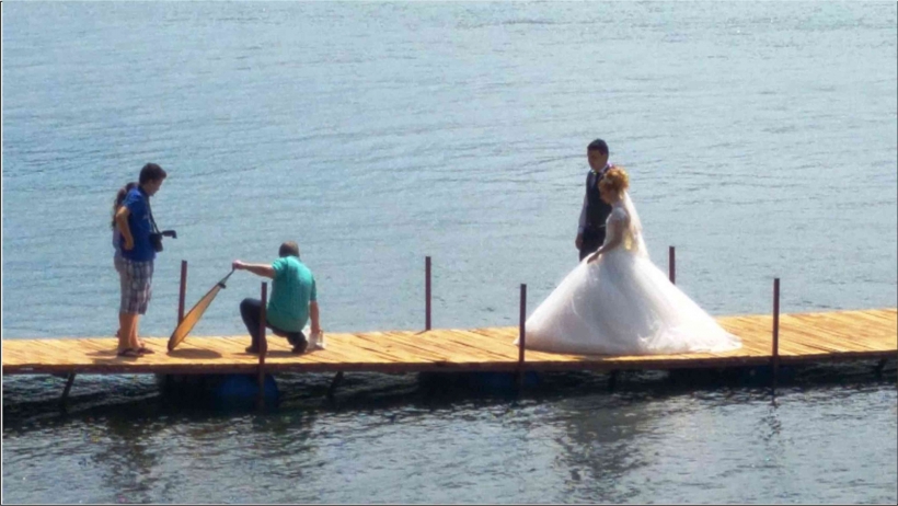 AYVALIK EDREMİT K&Ouml;RFEZİNDE EVLENEN &Ccedil;İFTLERİN FOTOĞRAF &Ccedil;EKİM PLATOSU HALİNE GELDİ