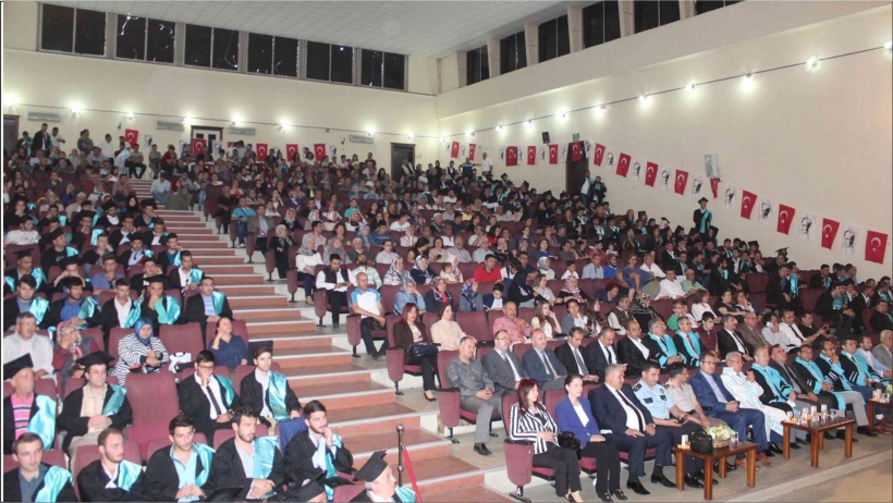 EDREMİT M.Y.O. T&Ouml;RENLE MEZUNLARINI VERDİ