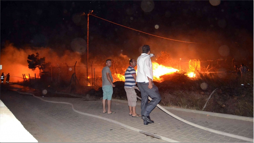 ŞİDDETLİ FIRTINA SIRASINDA ATILAN HAVAİ FİŞEKLER YANGIN &Ccedil;IKARDI