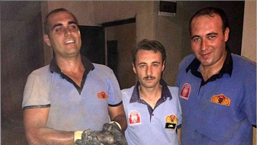 APARTMAN BOŞLUĞUNA D&Uuml;ŞEN KEDİ 3 SAATTE KURTARILDI