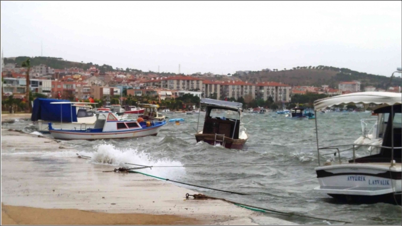 AYVALIK'TA LODOS FIRTINASI