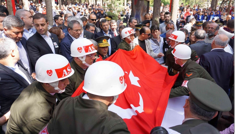 &Ccedil;OCUKLUK ARKADAŞI ŞEHİT UZMAN &Ccedil;AVUŞLAR YAN YANA DEFNEDİLDİ
