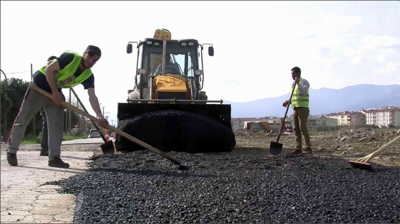 &Ccedil;ALIŞMALARDA BOZULAN YOLLAR ONARILIYOR
