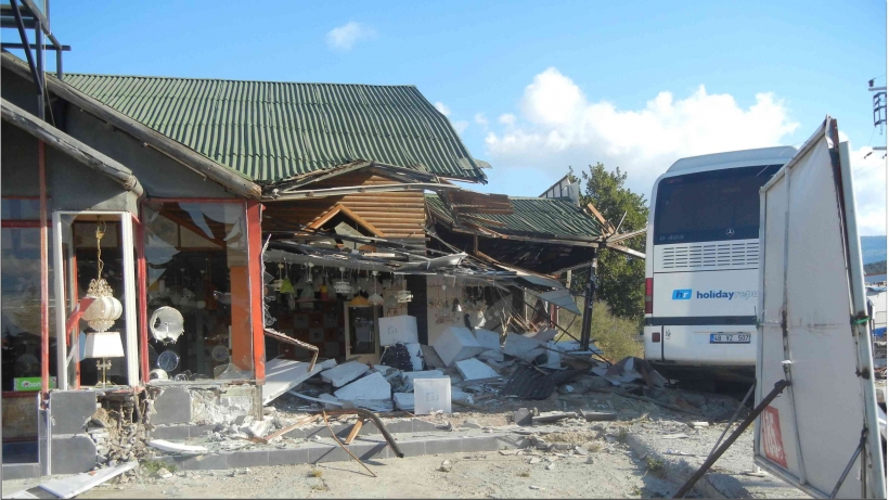 EDREMİT'TE TUR OTOB&Uuml;S&Uuml; FACİASI: 2 &Ouml;L&Uuml;