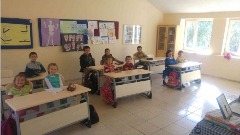 BURHANİYE' DE KIRSALDAKİ OKULLARA MODERN SIRALAR DAĞITILDI