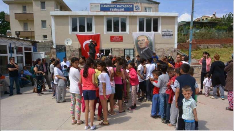 BİR &Ouml;M&Uuml;R ROMAN DERNEĞİ ROMAN &Ccedil;OCUKLARININ Y&Uuml;Z&Uuml;N&Uuml; G&Uuml;LD&Uuml;RD&Uuml;