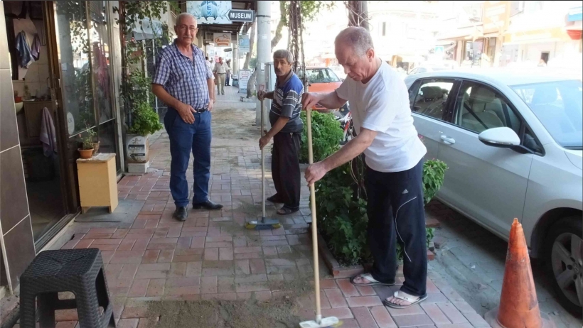 BURHANİYE&rsquo;DE KALDIRIM TAMİRİNE ESNAF KATKISI