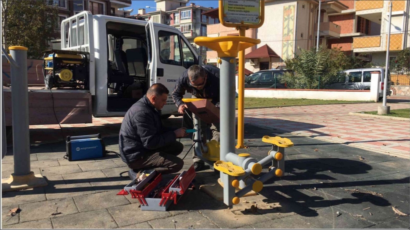 EDREMİT&rsquo;TE A&Ccedil;IK HAVA SPOR ALETLERİNE BAKIM
