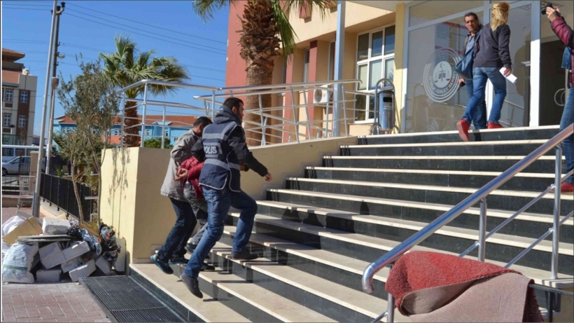 AYVALIK&rsquo;TA YAŞLI KADINLARIN KORKULU R&Uuml;YASI KAPKA&Ccedil;&Ccedil;I YAKALANDI