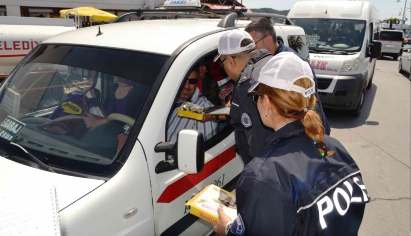 AYVALIK'TA TRAFİK EKİPLERİ KASKSIZ VE TECİLSİZ MOTOSİKLETLERE G&Ouml;Z A&Ccedil;TIRMAYACAK