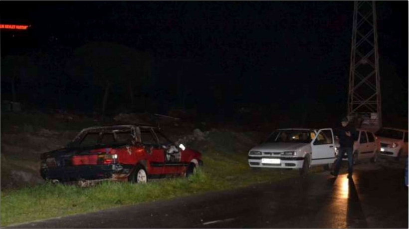 AYVALIK&rsquo;TA İKİ OTOMOBİL KUNDAKLANDI