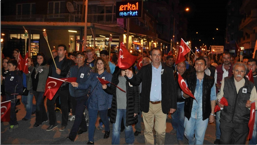 ALTINOVA'DA Y&Uuml;ZLERCE VATANDAŞ ATAT&Uuml;RK İ&Ccedil;İN Y&Uuml;R&Uuml;D&Uuml;.
