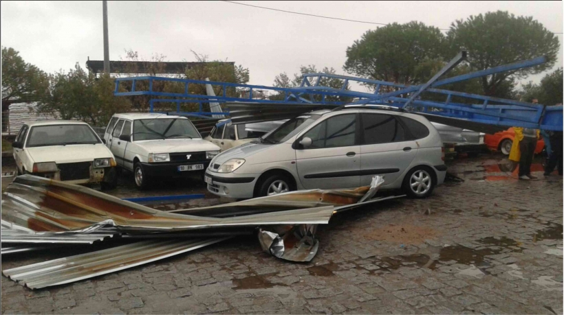 AYVALIK'TA FIRTINA DEHŞETİ