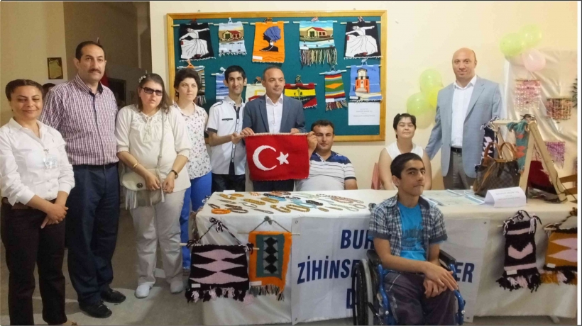 KAYMAKAM &Ouml;NER&rsquo;E BAYRAK HEDİYE ETTİLER