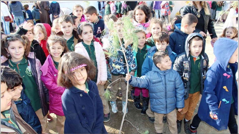 BAŞKAN SAKA &Ouml;ĞRENCİLERLE BİRLİKTE HATIRA ORMANINA AĞA&Ccedil; DİKTİ