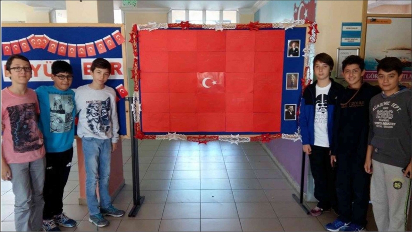 AYVALIKLI &Ouml;ĞRENCİLERDEN ANLAMLI CUMHURİYET BAYRAĞI