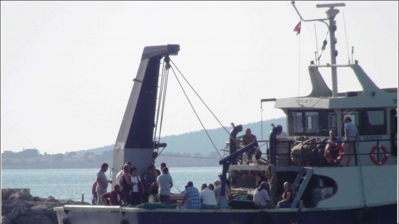 TABUTU DENİZİN &Uuml;ZERİNDEN KABRİSTANA G&Ouml;T&Uuml;R&Uuml;LEREK SON ARZUSU YERİNE GETİRİLDİ