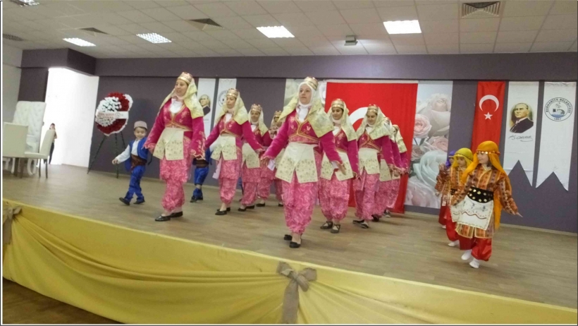 BURHANİYE&rsquo;DE ANNE VE &Ccedil;OCUKLARININ OYUNLARI B&Uuml;Y&Uuml;LEDİ