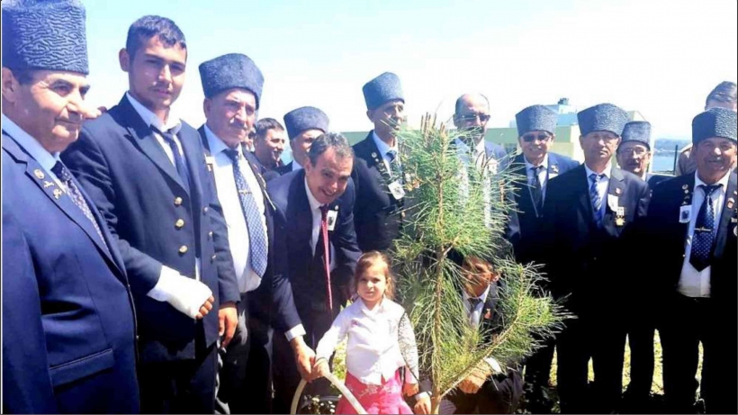 ATAT&Uuml;RK'&Uuml;N AYVALIK'A GELİŞİNİN ANISINA GAZİLER FİDAN DİKTİ.