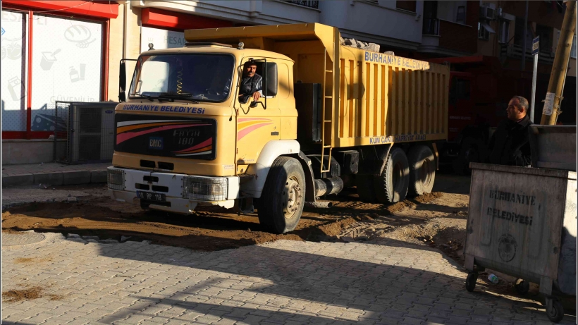 AKIN SOKAĞA PARKE TAŞ D&Ouml;ŞENİYOR