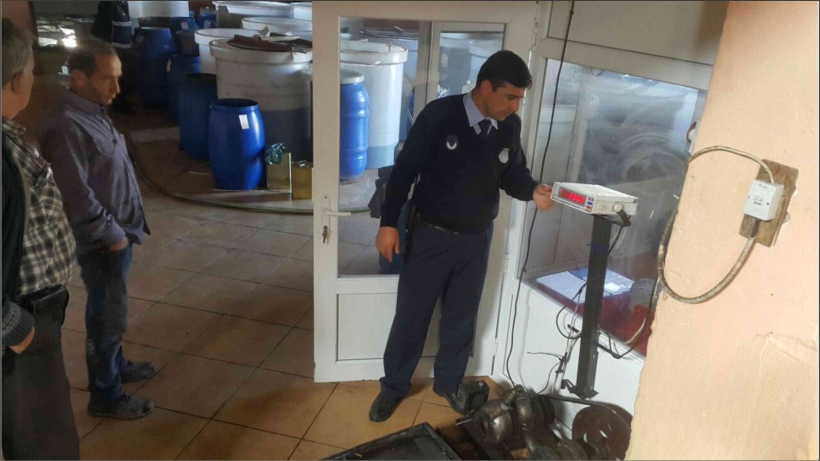 BELEDİYE ZABITASI ZEYTİN KANTARLARINI DENETLİYOR