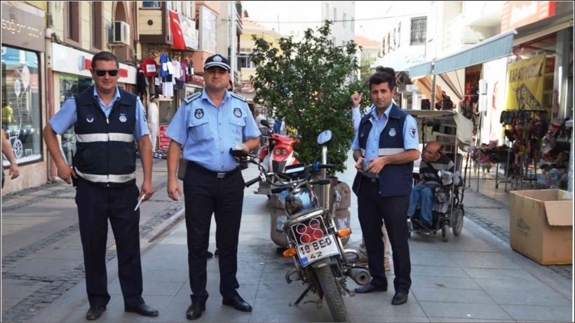 AYVALIK&rsquo;TA TRAFİĞE VE YAYA KALDIRIMLARINA PARK EDEN MOTOSİKLETLERE AF YOK