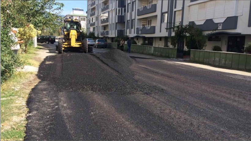 EDREMİT BELEDİYESİ ASFALT EKİBİ G&Ouml;REV BAŞINDA..