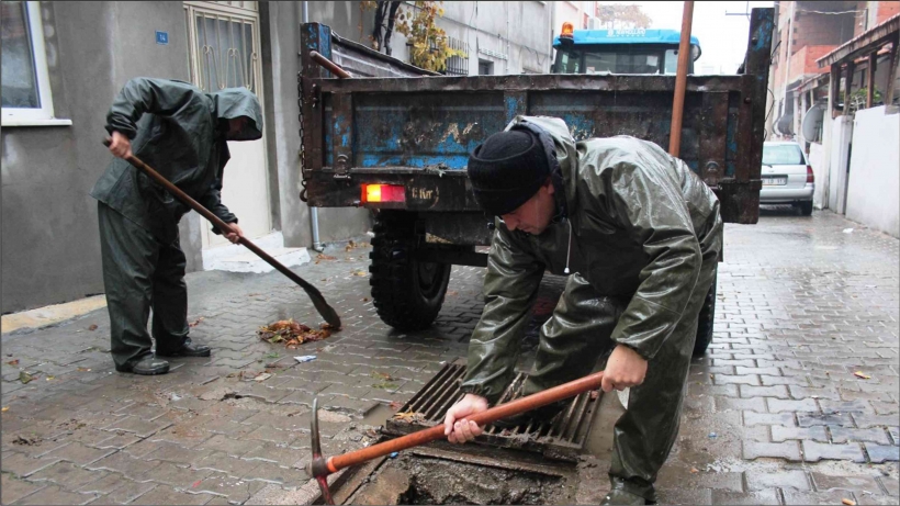 YAĞMUR &Ccedil;AMUR DEMİYOR, &Ccedil;ALIŞIYORLAR