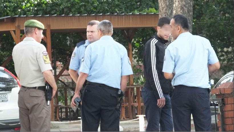 İZNE &Ccedil;IKAN ASKER JANDARMA ARACININ CAMINI KIRDI