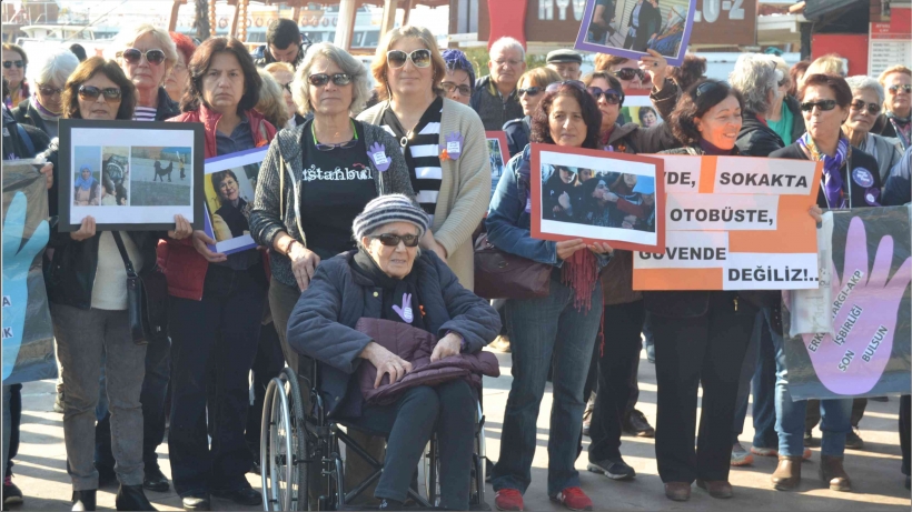 AYVALIKLI KADINLAR MEYDANLARA İNDİ