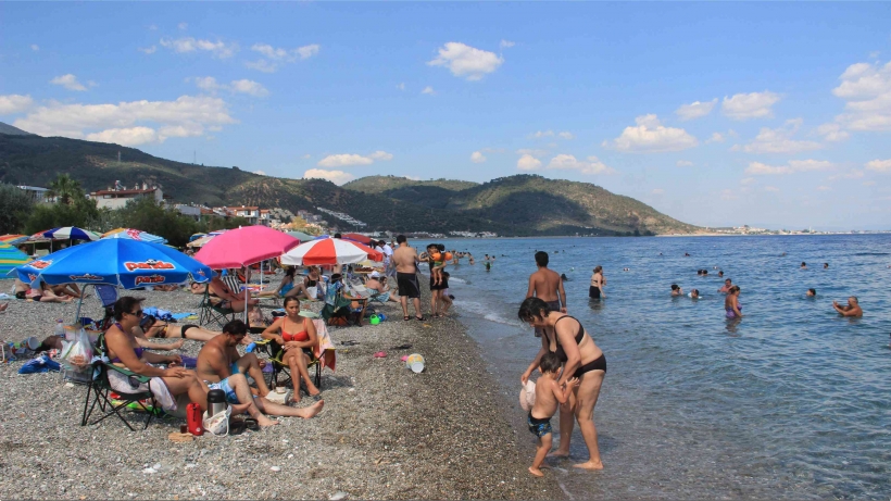 TATİLİ FIRSAT BİLEN G&Uuml;N&Uuml;BİRLİK&Ccedil;İ SAHİLE AKIN ETTİ