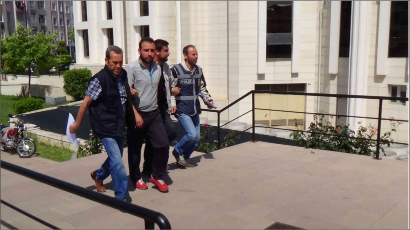CİNAYETTEN H&Uuml;K&Uuml;ML&Uuml; İKİ FİRARİ MAHKUM POLİSİN DİKKATİ SAYESİNDE YAKALANDI