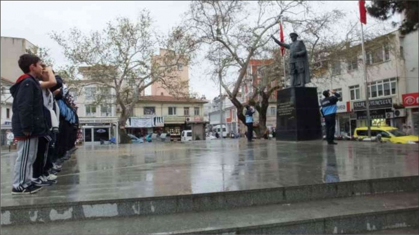 &Ouml;ĞRENCİLER İSTİKLAL MARŞI OKUYAN ZABITAYA EŞLİK ETTİ