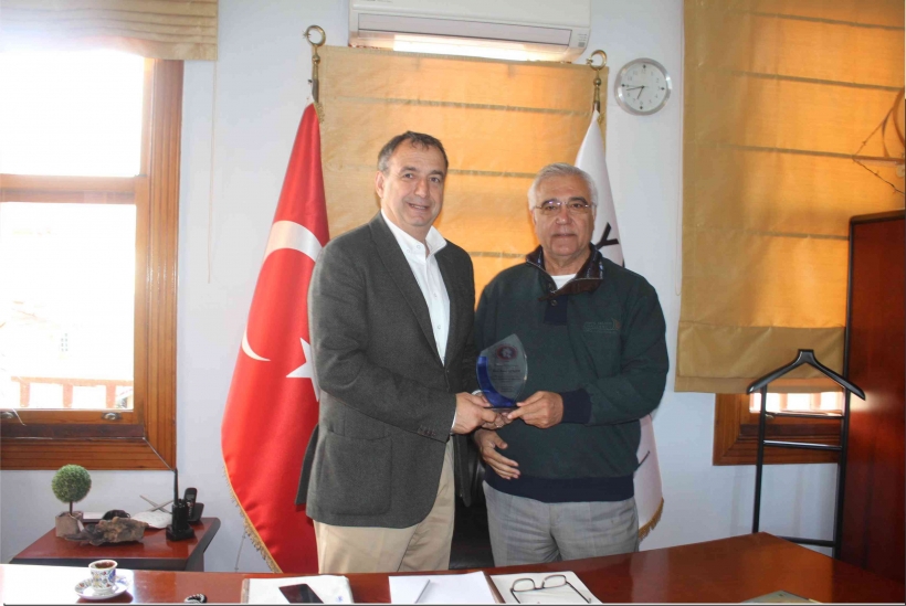 T&Uuml;RKİYE ZİHİNSEL &Ouml;Z&Uuml;RL&Uuml;LER FEDERASYONU&rsquo;NDAN AYVALIK BELEDİYESİ&rsquo;NE PLAKET
