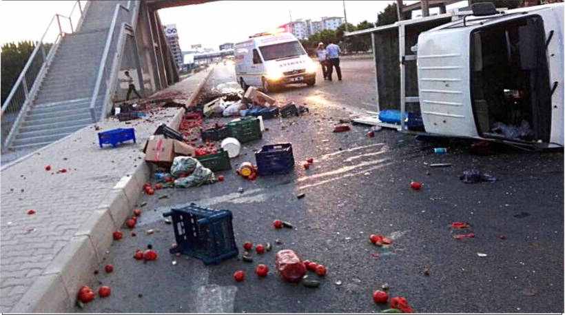 EDREMİT&rsquo;TE SEBZE Y&Uuml;KL&Uuml; KAMYONET TAKLA ATTI. 1 YARALI