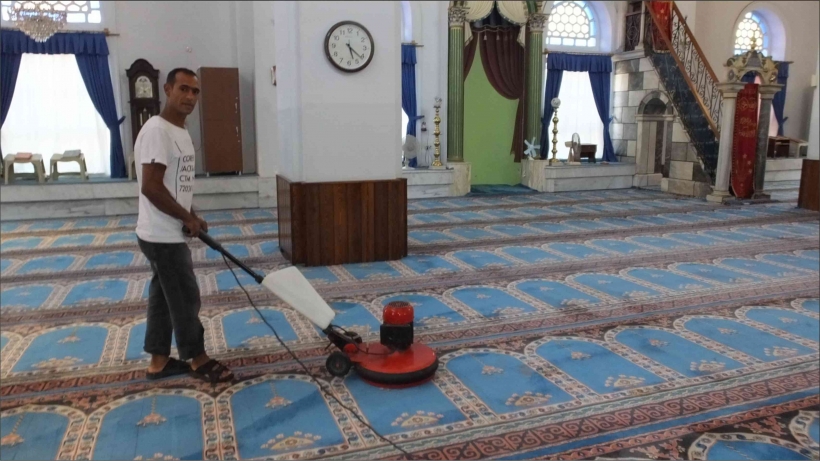 BURHANİYE'DE CAMİLERE BELEDİYE TEMİZLİĞİ