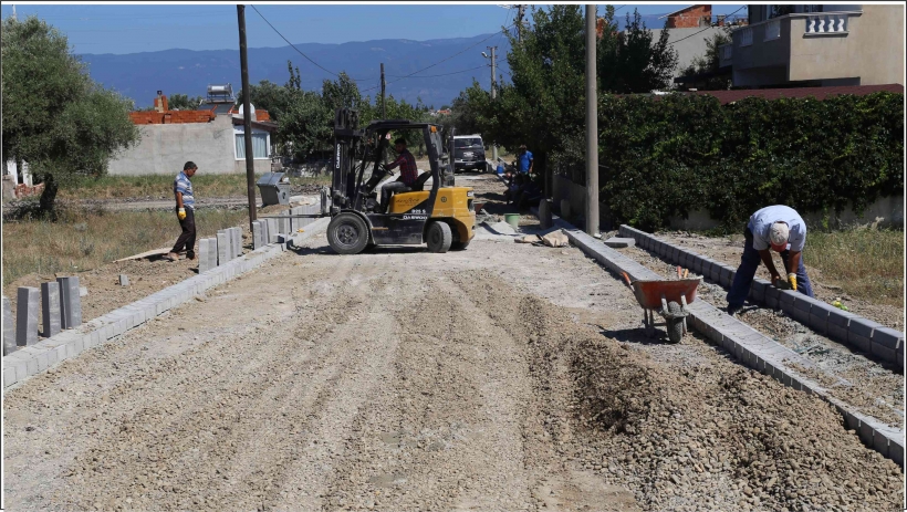 YOL &Ccedil;ALIŞMALARI H&Uuml;RRİYET MAHALLESİ&rsquo;NDE DEVAM EDİYOR